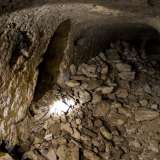 ...l�ambiente sotterraneo � invaso da tronchi e massi che non ci permettono di avanzare verso i numerosi vani della �grotta� scavata intorno all�anno mille d.C